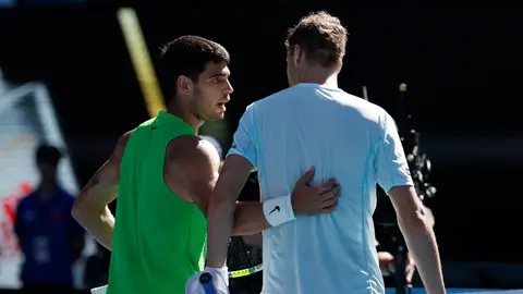 Carlos Alcaraz se saluda con Yannick Hanfmann en la red tras el partido de segunda ronda en el Open de Australia Carlos Alcaraz se saluda con Yannick Hanfmann en la red tras el partido de segunda ronda en el Open de Australia