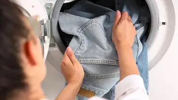 Chica lavando vaqueros Chica lavando vaqueros