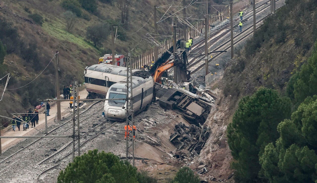 Los restos del Alvia que choc&oacute; contra el Iryo en Adamuz