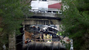 Varios bomberos trabajan en la zona cero del accidente de tren ocurrido en Gelida