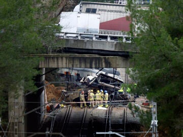 Varios bomberos trabajan en la zona cero del accidente de tren ocurrido en Gelida