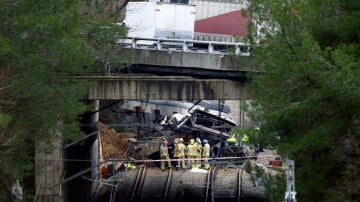Varios bomberos trabajan en la zona cero del accidente de tren ocurrido en Gelida