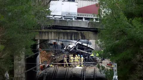 Varios bomberos trabajan en la zona cero del accidente de tren ocurrido en Gelida Varios bomberos trabajan en la zona cero del accidente de tren ocurrido en Gelida