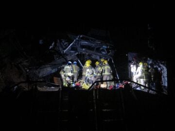 Mossos inicia la investigaci&oacute;n en la "zona 0" del descarrilamiento del tren de Gelida para conocer las causas