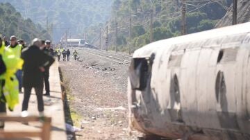 Los trabajos contin&uacute;an concentrados en sacar el Alvia de las v&iacute;as condicionados por las lluvias