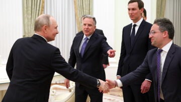 Putin acepta una reunión a 3 con EEUU y Ucrania. Putin acepta una reunión a 3 con EEUU y Ucrania.