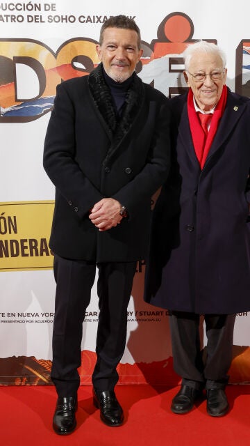 Antonio Banderas con El Padre Ángel en un photocall