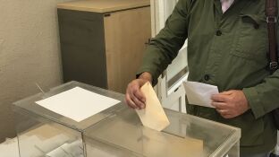 Imagen de archivo de una persona votando