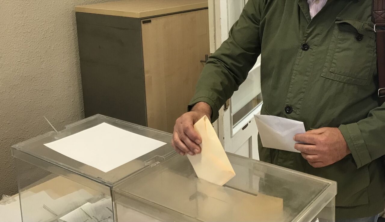 Imagen de archivo de una persona votando