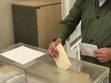 Imagen de archivo de una persona votando