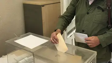 Imagen de archivo de una persona votando Imagen de archivo de una persona votando