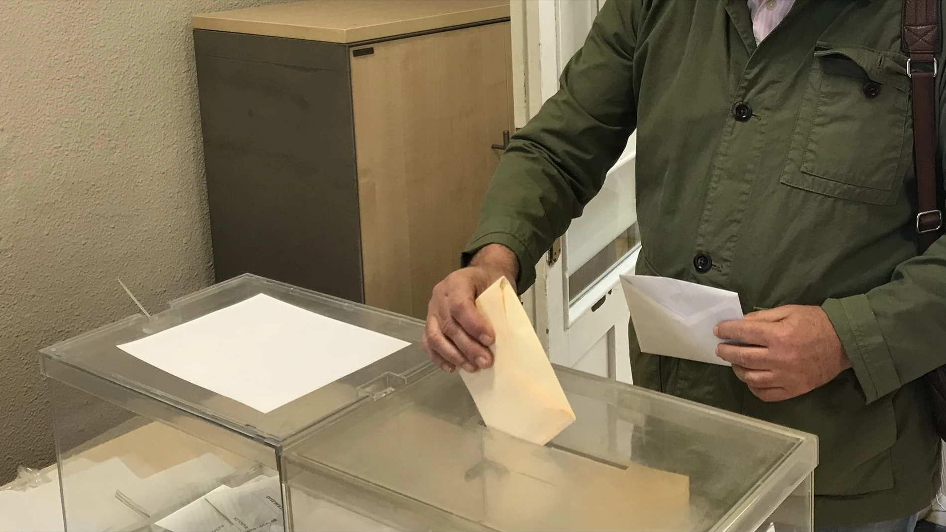 Imagen de archivo de una persona votando Imagen de archivo de una persona votando