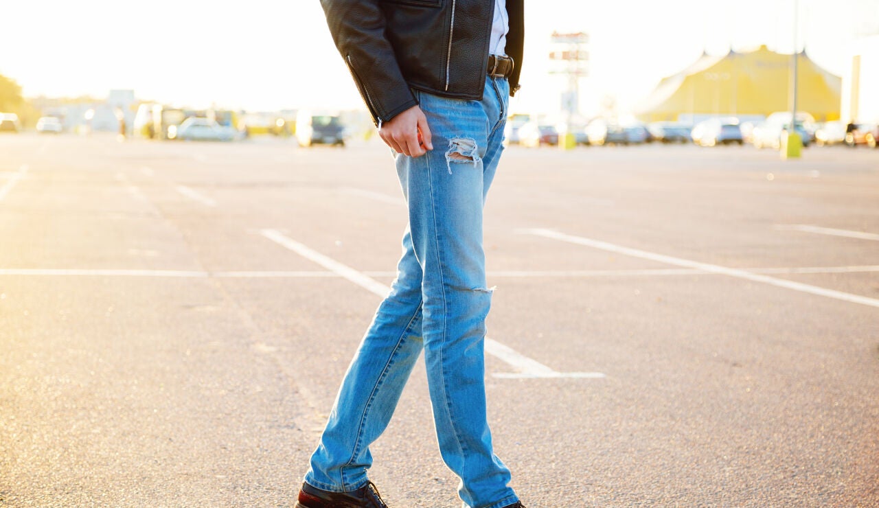 Hombre con pantalones super skinny