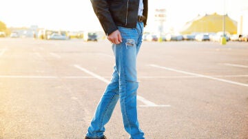 Hombre con pantalones super skinny