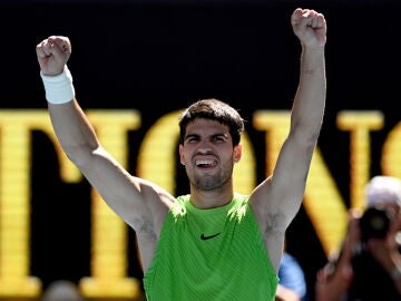 Carlos Alcaraz celebra su victoria ante Moutet en el Open de Australia