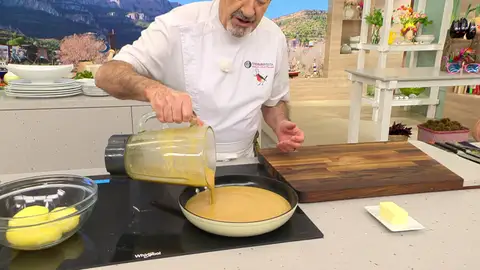 Mientras tanto, tritura la salsa en una batidora de vaso Mientras tanto, tritura la salsa en una batidora de vaso