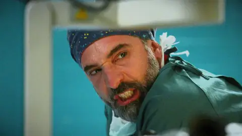 Rengin lucha por vivir mientras una explosión sacude el hospital en los próximos capítulos Rengin lucha por vivir mientras una explosión sacude el hospital en los próximos capítulos