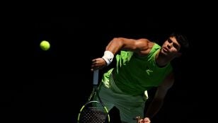 Alcaraz sacando ante Moutet