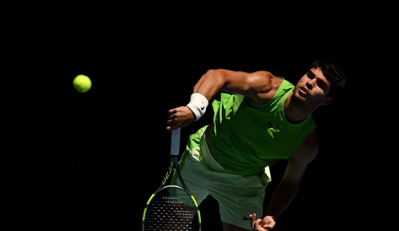 Alcaraz sacando ante Moutet