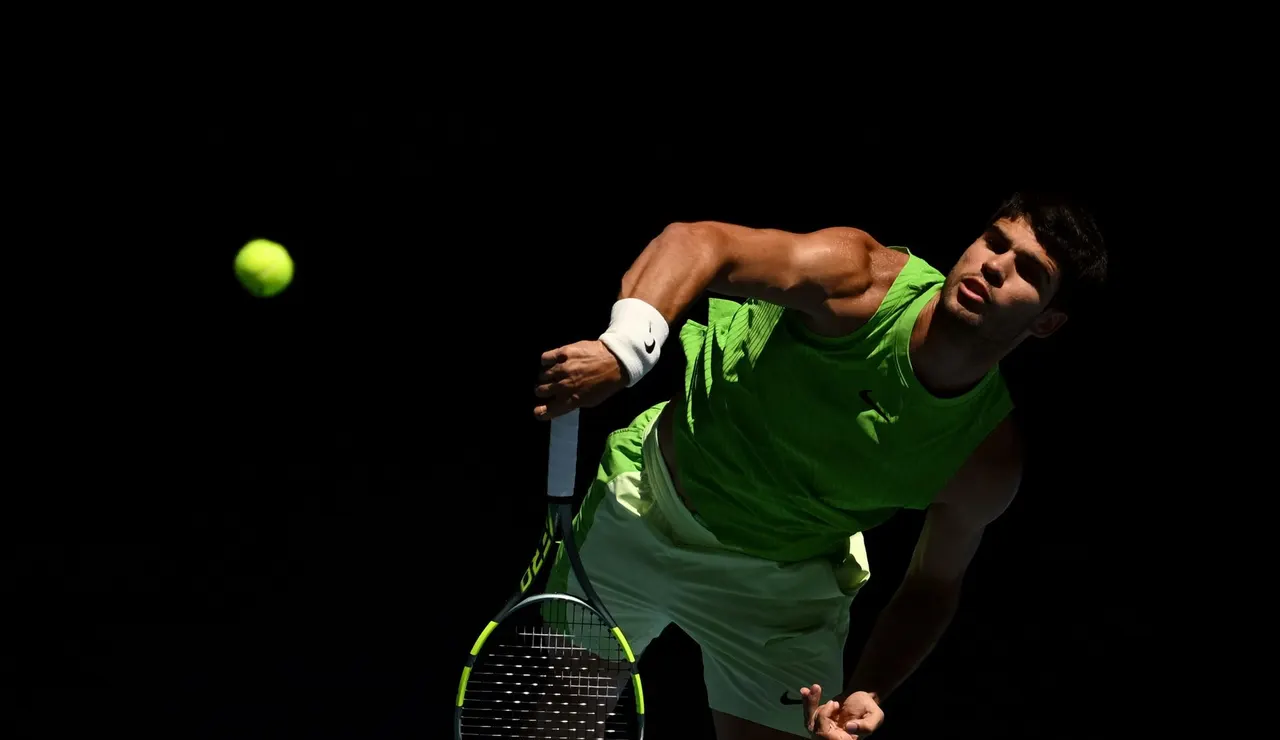 Alcaraz sacando ante Moutet