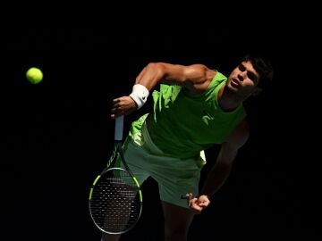 Alcaraz sacando ante Moutet