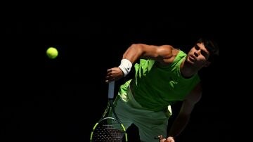 Alcaraz sacando ante Moutet