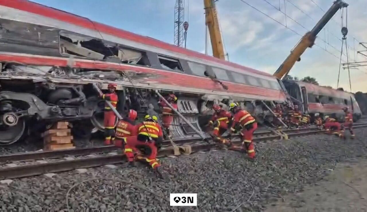 El Gobierno defiende su respuesta ante la tragedia de Adamuz y el PP le acusa de generar confusi&oacute;n y miedo