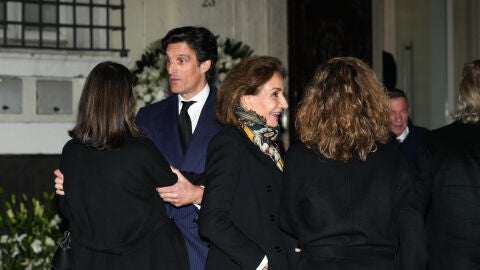 Rafael Medina y Naty Abascal en el entierro de Valentino