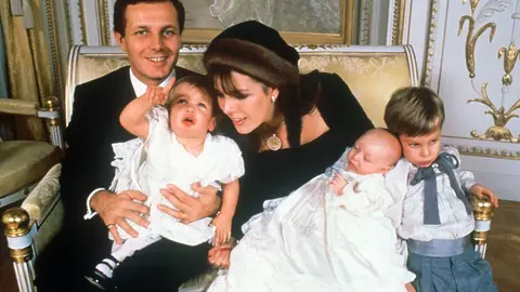 Stefano Casiraghi y Carolina de Mónaco con sus hijos Stefano Casiraghi y Carolina de Mónaco con sus hijos