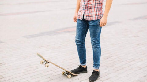 Chico con pantalones super skinny 