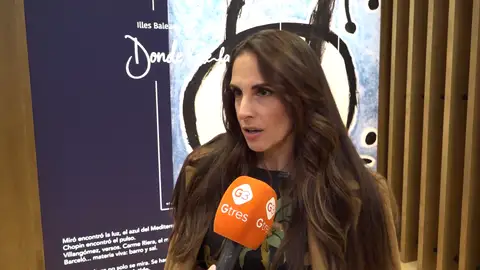 Nuria Fergó respondiendo a la prensa Nuria Fergó respondiendo a la prensa