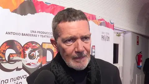 Antonio Banderas hablando con la prensa Antonio Banderas hablando con la prensa