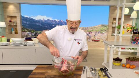 Sazona los jarretes y pásalos al bol