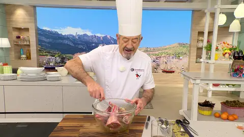 Sazona los jarretes y pásalos al bol Sazona los jarretes y pásalos al bol