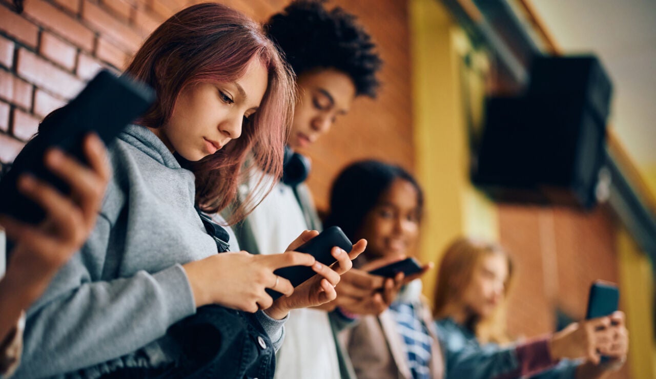 Adolescentes usando el m&oacute;vil
