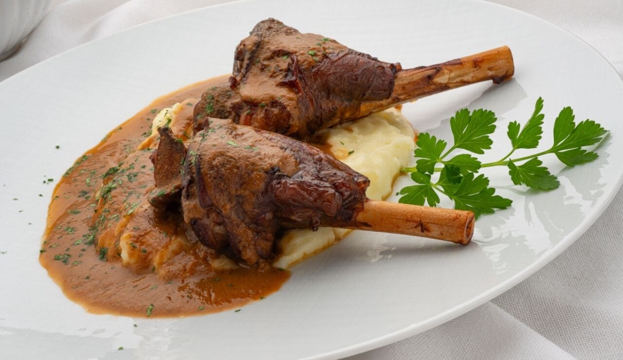 Jarretes de cordero con salsa de verduras y pur&eacute; de patata, de Argui&ntilde;ano: "Una receta espectacular para el fin de semana"