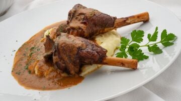 Jarretes de cordero con salsa de verduras y pur&eacute; de patata, de Argui&ntilde;ano: "Una receta espectacular para el fin de semana"