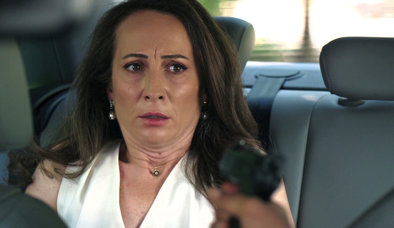 Tayyar secuestra a Esme y le confiesa su verdadera identidad a punta de pistola