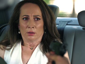 Tayyar secuestra a Esme y le confiesa su verdadera identidad a punta de pistola