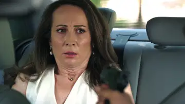 Tayyar secuestra a Esme y le confiesa su verdadera identidad a punta de pistola Tayyar secuestra a Esme y le confiesa su verdadera identidad a punta de pistola