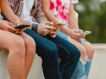 Adolescentes con el teléfono móvil Adolescentes con el teléfono móvil