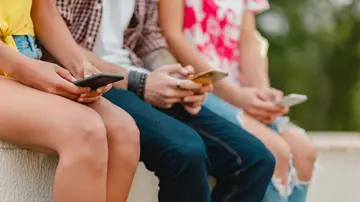 Adolescentes con el teléfono móvil Adolescentes con el teléfono móvil