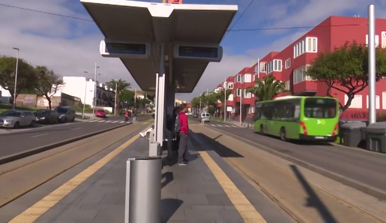 Pelea entre ciclistas y vigilantes en una parada del tranv&iacute;a de Tenerife 