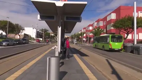 Pelea entre ciclistas y vigilantes en una parada del tranvía de Tenerife Pelea entre ciclistas y vigilantes en una parada del tranvía de Tenerife
