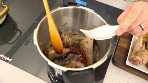 Añade a la olla el vino tinto y la pasta de tomate Añade a la olla el vino tinto y la pasta de tomate