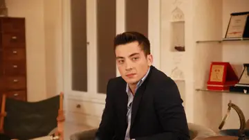 ¿Lo recuerdas? Atakan Özkaya vuelve a Antena 3 como Kaya en En tierra lejana después de su paso por Hermanos ¿Lo recuerdas? Atakan Özkaya vuelve a Antena 3 como Kaya en En tierra lejana después de su paso por Hermanos