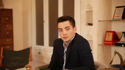 ¿Lo recuerdas? Atakan Özkaya vuelve a Antena 3 como Kaya en En tierra lejana después de su paso por Hermanos ¿Lo recuerdas? Atakan Özkaya vuelve a Antena 3 como Kaya en En tierra lejana después de su paso por Hermanos