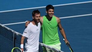 Carlos Alcaraz se saluda con Moutet tras su victoria en la Rod Laver Arena