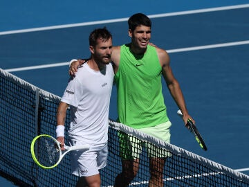 Carlos Alcaraz se saluda con Moutet tras su victoria en la Rod Laver Arena