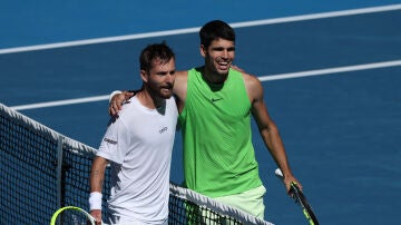 Carlos Alcaraz se saluda con Moutet tras su victoria en la Rod Laver Arena